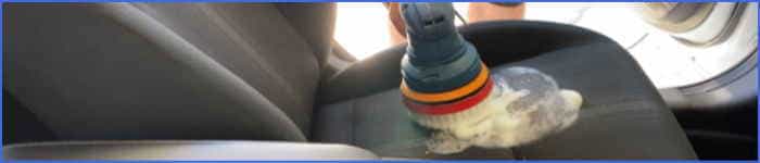 徳島県の車内クリーニング・クリアのシート洗浄の様子